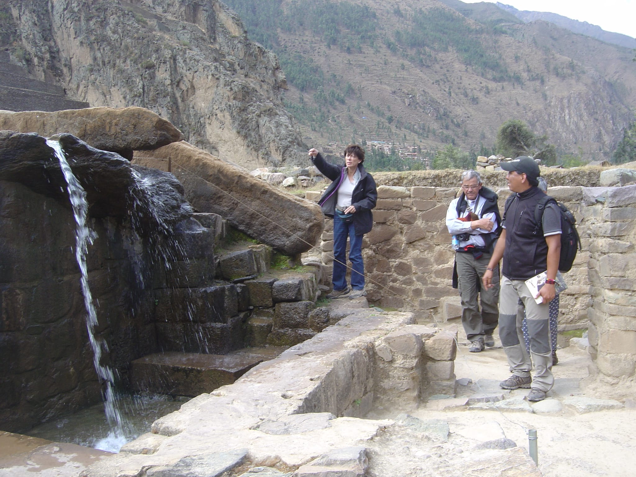 Forteresse inca d'Ollantaytambo au-dessus du village encore habité, Vallée Sacrée