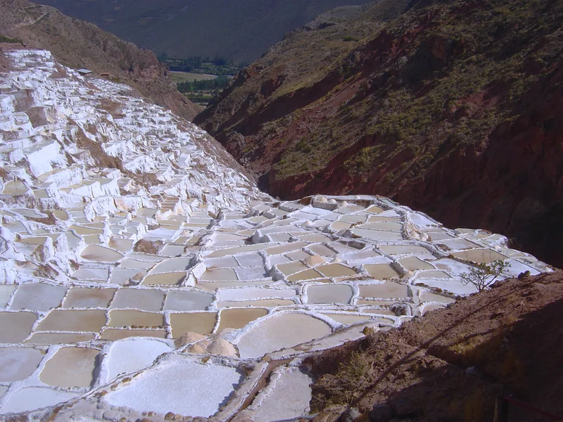 Salines de Maras, milliers de bassins de sel suspendus à flanc de montagne au Pérou