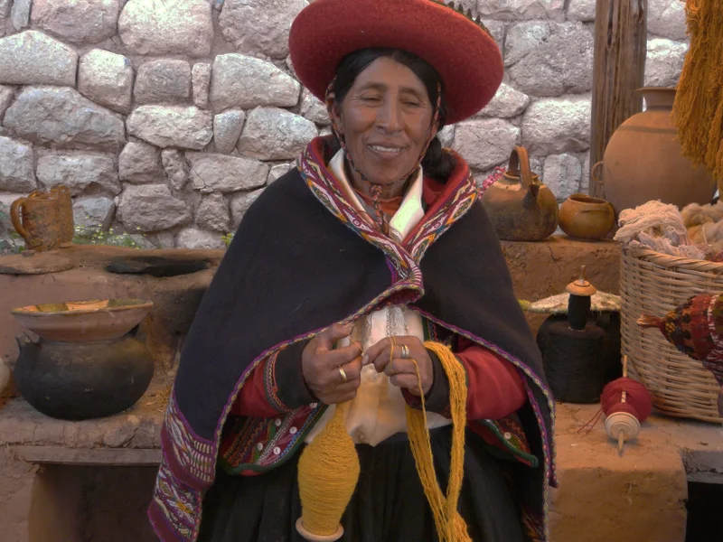 Tisserande de Chinchero filant la laine selon la tradition andine, Vallée Sacrée