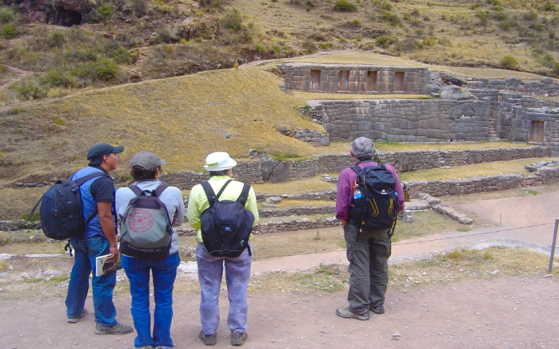 Cristian, guide francophone né à Cusco, sur un sentier andin avec un petit groupe