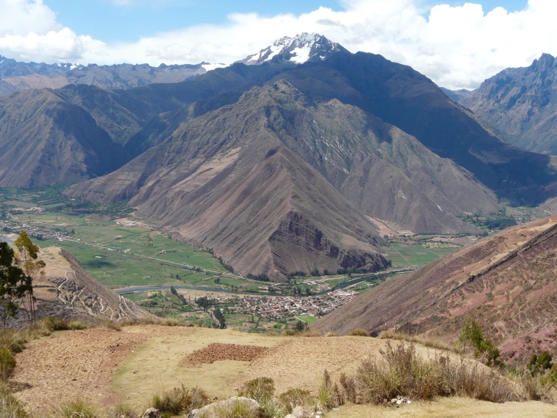 La Vallée Sacrée des Incas et le fleuve Urubamba entre deux cordillères, près de Cusco