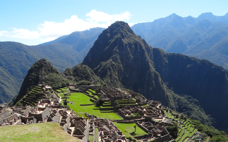 Le Machu Picchu sous un ciel bleu en saison sèche, entre juin et août au Pérou