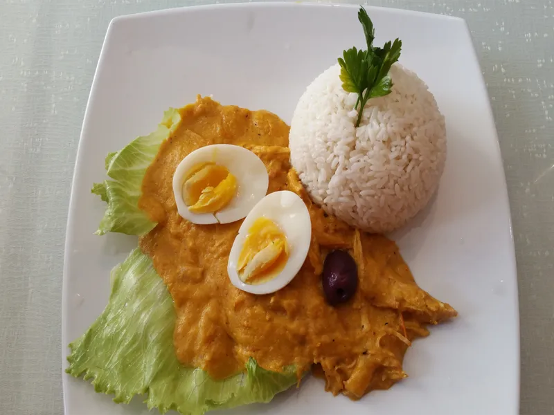 Ají de gallina, plat péruvien de poulet effiloché en sauce crémeuse au piment jaune