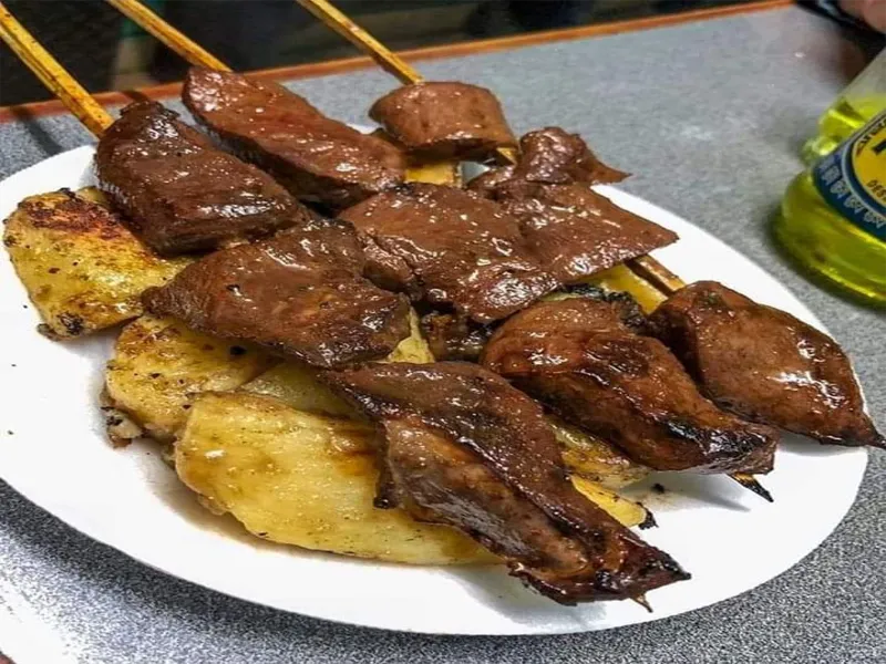 Anticuchos, brochettes péruviennes marinées grillées dans la rue à Cusco