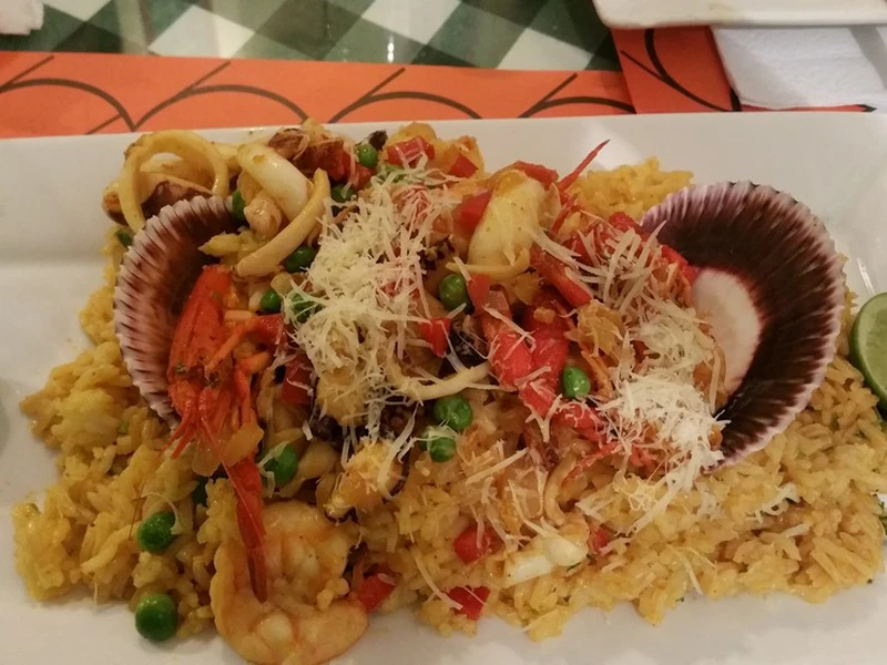 Arroz con mariscos, riz péruvien aux fruits de mer coloré au piment jaune