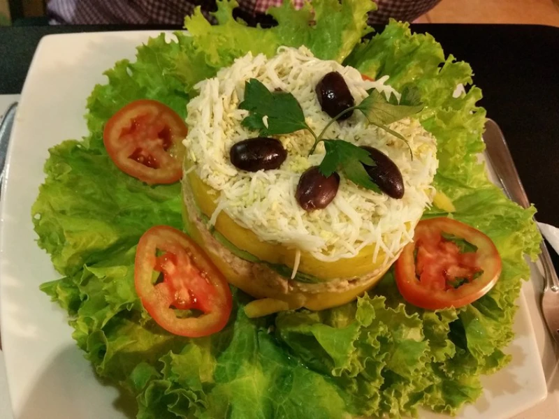 Causa limeña, entrée froide péruvienne en couches de purée de pommes de terre jaunes et poulet