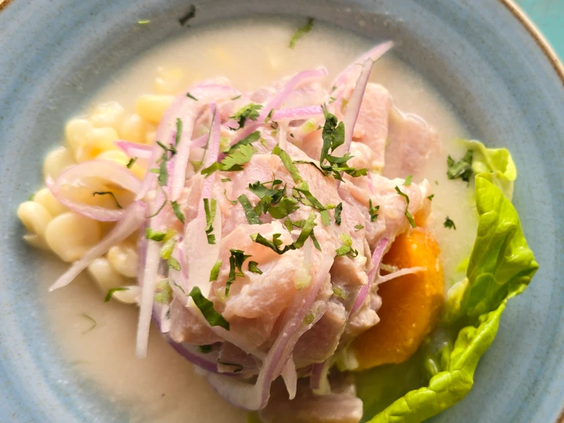 Ceviche péruvien au poisson frais, citron vert, oignon rouge et patate douce, plat emblématique de la cuisine péruvienne