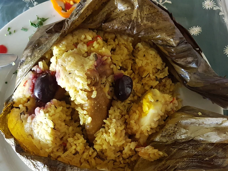 Juane amazonien, riz au poulet emballé dans une feuille de bijao, plat typique de la selva péruvienne