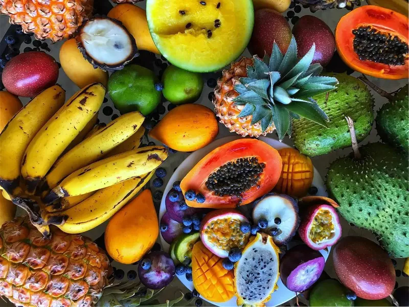 Fruits amazoniens du Pérou : camu camu, aguaje, cocona et copoazú sur un marché de la selva