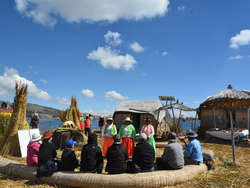 Île flottante des Uros sur le lac Titicaca, plus haut lac navigable du monde