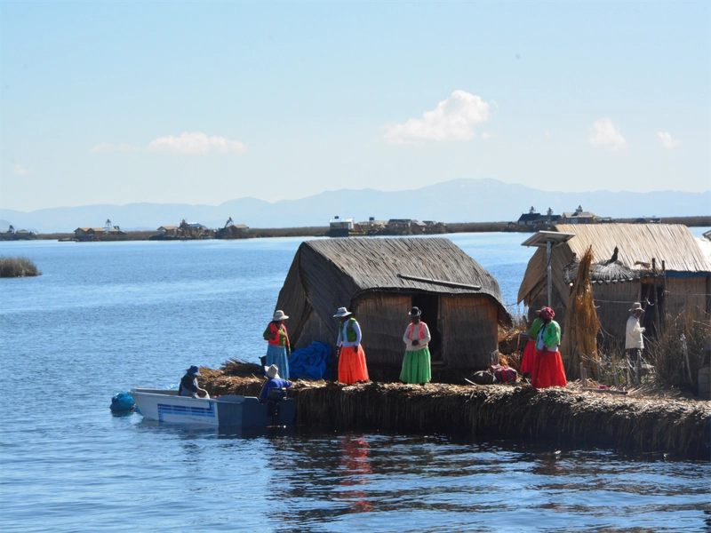 Îles flottantes des Uros en roseaux de totora sur le lac Titicaca, Pérou