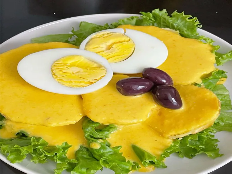 Papa a la huancaína, pommes de terre péruviennes nappées de sauce au fromage et piment jaune
