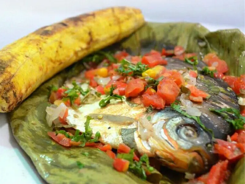 Patarashca, poisson de rivière amazonien grillé dans une feuille de bijao au Pérou