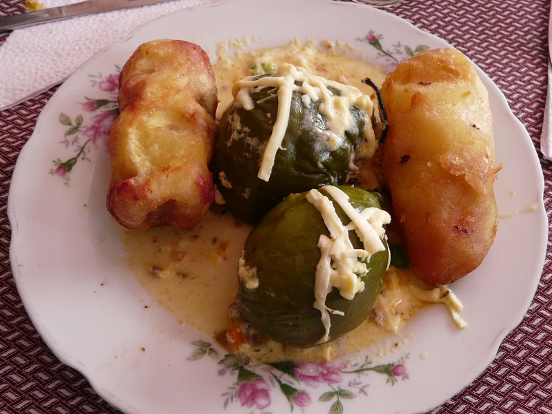 Rocoto relleno d'Arequipa, piment farci à la viande et au fromage gratiné, spécialité péruvienne