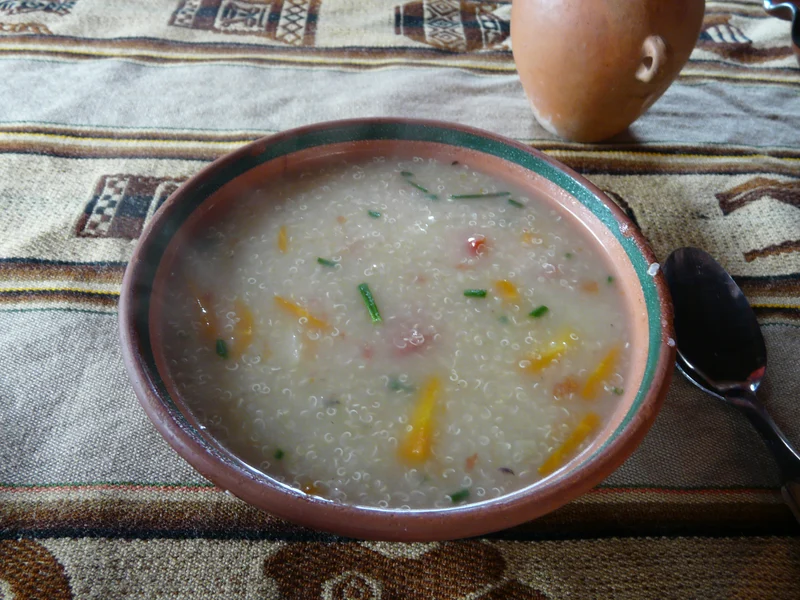 Sopa de quinua, soupe andine au quinoa et légumes, idéale pour l'acclimatation à l'altitude à Cusco