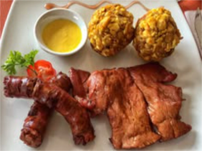 Tacacho con cecina, banane plantain écrasée et viande de porc fumée, petit-déjeuner amazonien péruvien