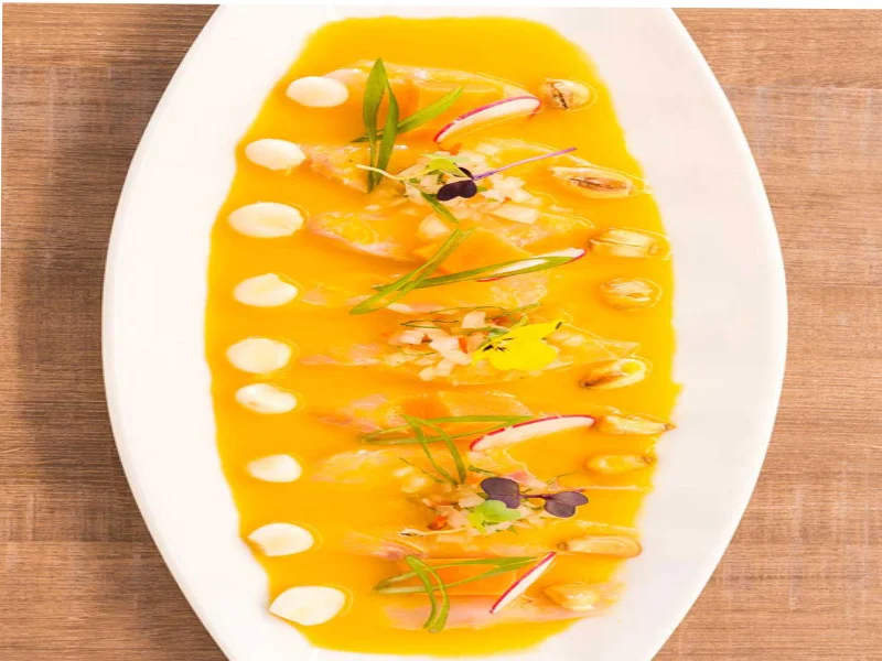 Tiradito péruvien, fines lamelles de poisson cru nappées de sauce au piment, influence japonaise