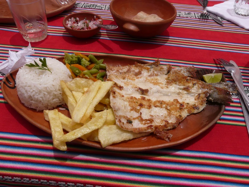 Trucha frita, truite frite des Andes servie au bord du lac Titicaca et dans la Vallée Sacrée